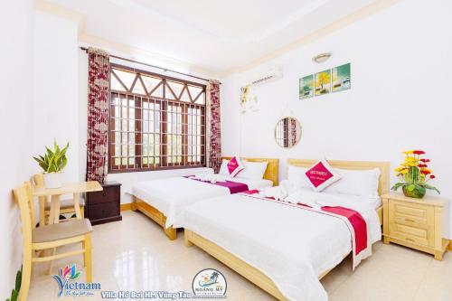 1 dormitorio con 2 camas y ventana en VILLAGES ĐĂNG KHOA Hồ Bơi SÂN VƯỜN BBQ en Vung Tau