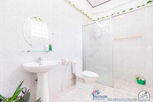 a bathroom with a shower and a toilet and a sink at VILLAGES ĐĂNG KHOA Hồ Bơi SÂN VƯỜN BBQ in Vung Tau