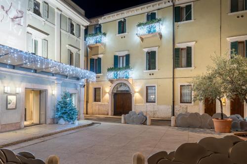 einen Innenhof mit einem Weihnachtsbaum vor einem Gebäude in der Unterkunft PALAZZO RISTORI in Verona