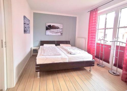 - une chambre avec un lit dans l'angle dans l'établissement Apartmentvermittlung Mehr als Meer - Objekt 60, à Niendorf