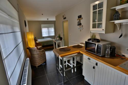 uma cozinha com um balcão e um micro-ondas em Vakantiewoning Casa Maran in een groene omgeving te Heusden-Zolder em Heusden - Zolder