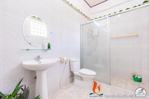 a bathroom with a shower and a toilet and a sink at VILLAGES ĐĂNG KHOA CÔNG VIÊN BÃI SAU Vũng Tàu Xanh in Vung Tau