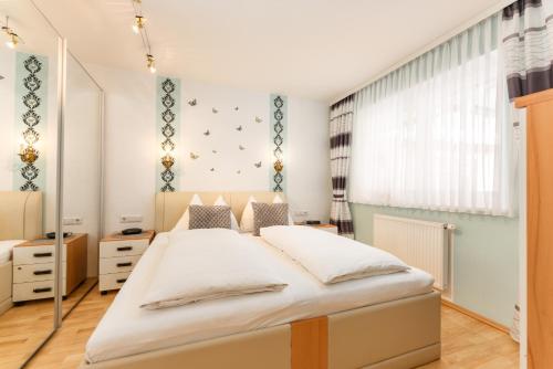 um quarto com uma cama grande e um espelho em Ferienwohnung Ulli by Schladming-Appartements em Schladming
