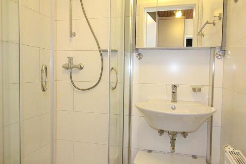 a bathroom with a sink and a shower at Obj. 45* kleine, moderne FeWO 2 Pers. - nur 300 m zum Strand, W-LAN, Balkon in Häven