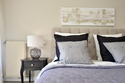 une chambre avec un lit et une table avec une lampe dans l'établissement CANNES - 2-BR flat 15-min walk to the beaches, à Cannes