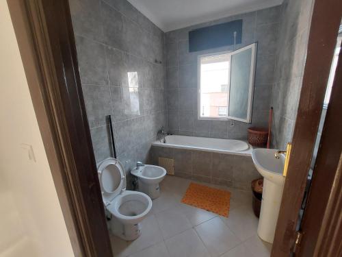 ein Badezimmer mit 2 WCs und einer Badewanne in der Unterkunft Tanja balya 21 in Tangier