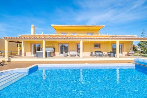 Villa Golden Bay - com piscina aquecível e jacuzzi - Carvoeiro