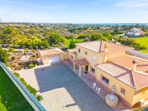 Villa Golden Bay - com piscina aquecível e jacuzzi - Carvoeiro