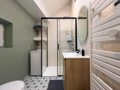 ein Bad mit einer Dusche und einem Waschbecken in der Unterkunft Beautilful flat in Saint germain en laye in Saint-Germain-en-Laye
