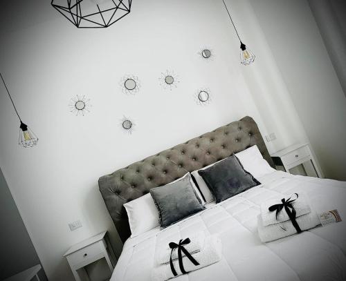 Un dormitorio con una cama con arcos negros. en B&B Palermo Pirri, en Palermo