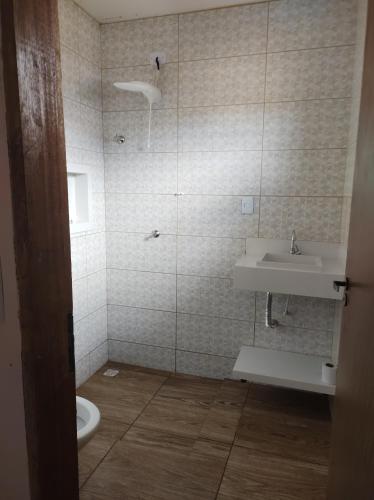 Casa Mar Azul في بيتيمبو: حمام مع حوض ومرحاض