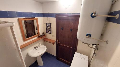 een kleine badkamer met een wastafel en een toilet bij Sulle piste da Sergio&Lina in Pila