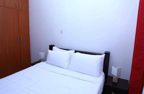 Un pat sau paturi într-o cameră la Motema AirBnB