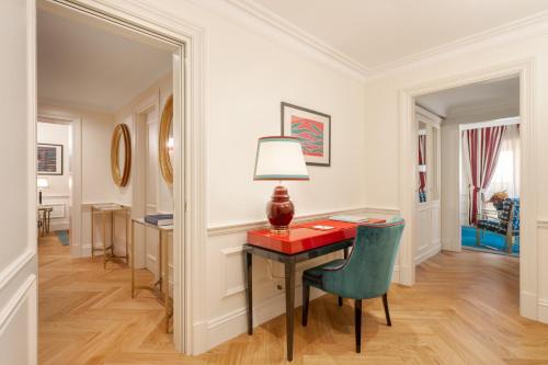 a home office with a red desk and a green chair at Palazzo Ripetta in Rome