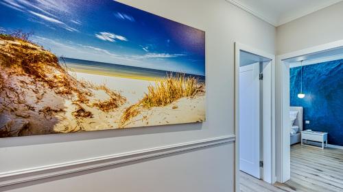 uma pintura numa parede de uma praia em Rezydencja Niechorze 209 z 2 sypialniami i 2 łazienkami przy plaży - 5D Apartamenty em Niechorze