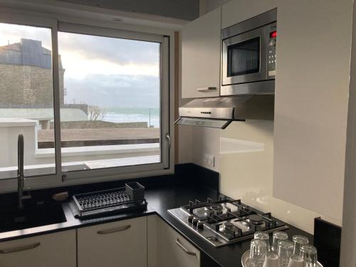Una cocina o zona de cocina en La Caravelle au plus près de la mer