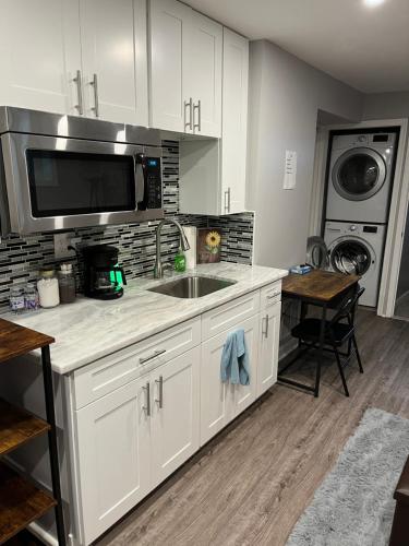 Dapur atau dapur kecil di Urban Retreat Basement Studio Only Two Blocks From Metro! OFF STREET PARKING!