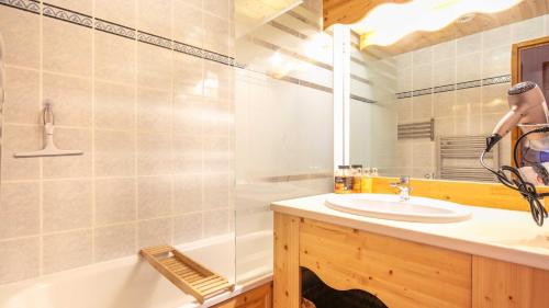 La salle de bains est pourvue d'un lavabo, d'une douche et d'un miroir. dans l'établissement La Turra 407 - Appt familial 6 pers, à Modane