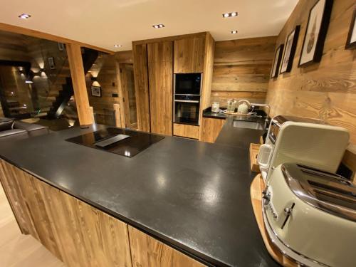 Dapur atau dapur kecil di Chalet Aguila - Jacuzzi et sauna panoramique - vue spectaculaire