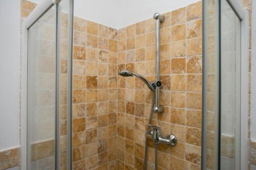 y baño con ducha y puerta de cristal. en Monolocale con terrazzo a Sirolo - S052, en Sirolo