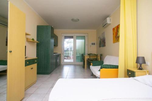 1 dormitorio con 1 cama y sala de estar en Monolocale con terrazzo a Sirolo - S052, en Sirolo