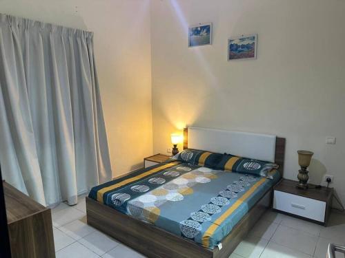 1 dormitorio con 1 cama en una habitación en Stylish 1bhk at silicon oasis, en Dubái