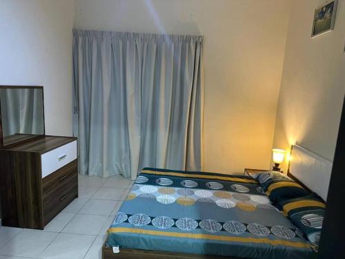 1 dormitorio con 1 cama, vestidor y ventana en Stylish 1bhk at silicon oasis, en Dubái