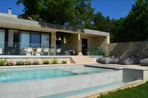 une maison avec une piscine devant dans l'établissement Maison d'Architecte piscine vue exceptionnelle uzès à pied, à Uzès