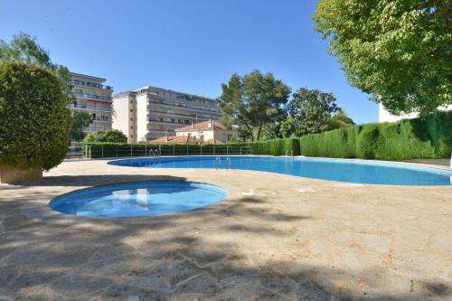 ein Schwimmbad in einem Park mit einem Gebäude im Hintergrund in der Unterkunft Close to downtown Cannes swimming pool and sea view in Cannes