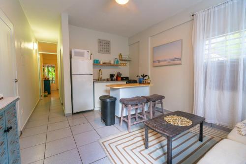 eine Küche mit einem Kühlschrank und einem Tisch in der Unterkunft Casa Piña Suave #2 Jungle seclusion close to ocean in Rincon