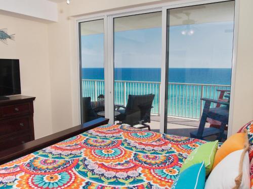 - une chambre avec un lit et une vue sur l'océan dans l'établissement Ocean Reef 1102, à Panama City Beach