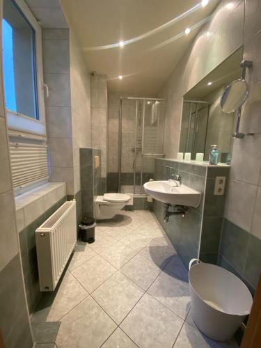 Ένα μπάνιο στο Apartments in der Rostocker Innenstadt