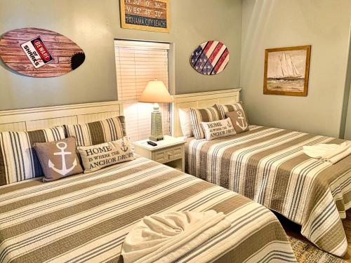 um quarto com 2 camas e um candeeiro em Tropic Winds 2209 em Panama City Beach