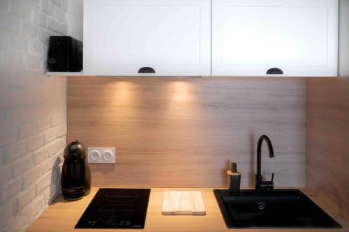 Il comprend une cuisine équipée d'un évier et d'une cuisinière. dans l'établissement La Petite Mer-Veille avec vue mer et parking privé, à Canet