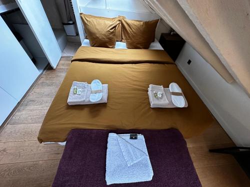 - une chambre avec un lit et des serviettes dans l'établissement Marais Rooftop Studio - Metro Filles du Calvaire, à Paris
