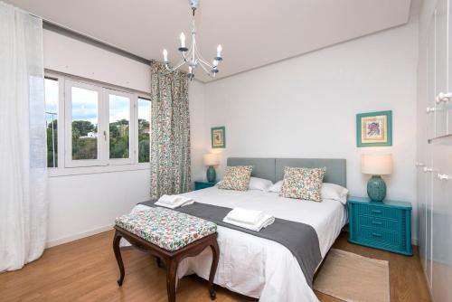 Un dormitorio con una cama grande y una ventana en Queen of the ocean Villa: stately style house with pool, en Málaga
