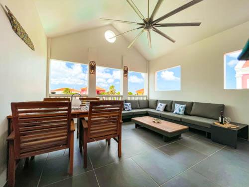 a living room with a couch and a table at Kas di LamanBlu in Kralendijk