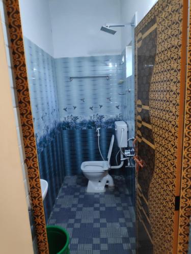 uma casa de banho com um WC branco num quarto em Redkar Rooms Gokarna Beach front AC And Non AC Rooms em Gokarn