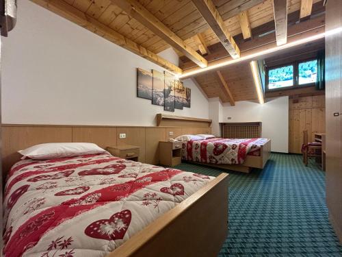 a bedroom with two beds in a room at Agritur Ruatti in Rabbi