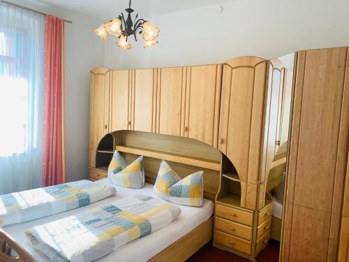 sypialnia z 2 łóżkami i dużym drewnianym zagłówkiem w obiekcie Ferienwohnung Sonnwendhof "Kellerjochblick" w mieście Schwaz