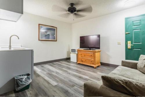 a living room with a couch and a flat screen tv at Lancaster Inn & Suites in Manheim