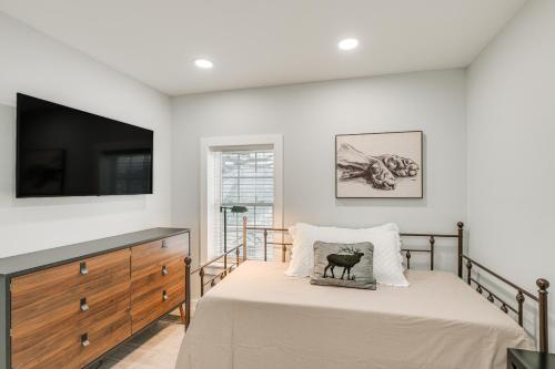 una camera da letto con un letto e una TV a schermo piatto di Bright and Modern Home 2 Mi to Presque Isle Airport a Presque Isle