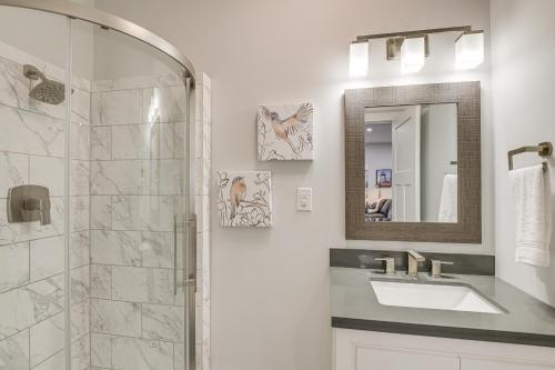 un bagno con doccia, lavandino e specchio di Bright and Modern Home 2 Mi to Presque Isle Airport a Presque Isle