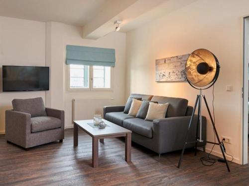 un soggiorno con un divano e un tavolo di Ohlerich Speicher App_ 04 a Wismar