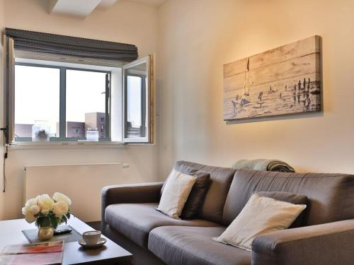 un soggiorno con un divano e un tavolo di Ohlerich Speicher App_ 04 a Wismar