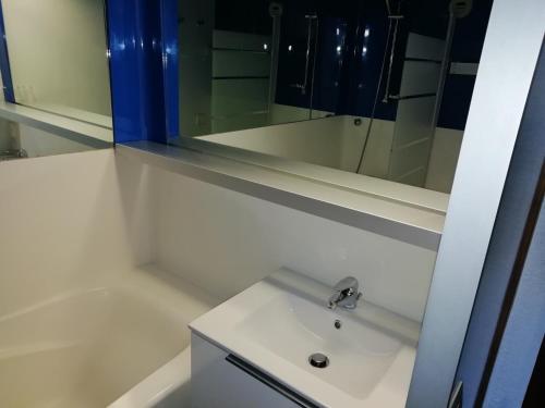 une salle de bain avec un lavabo et un miroir dans l'établissement Studio mezzanine cosy pour 5 aux Arcs 1800 avec Wifi proche des pistes - FR-1-411-639, à Arc 1800