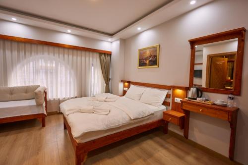 1 dormitorio con 1 cama grande y espejo en Sabina Hotel near Grand Bazaar, city center, en Estambul