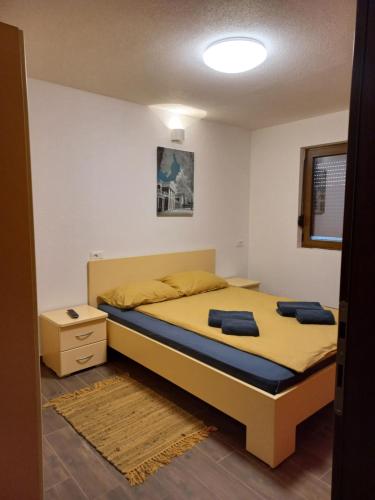 a bedroom with a bed in a room at Etno selo Rasinski Lug in Ravni