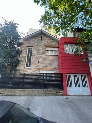 uma casa vermelha com um vermelho em Habitaciones Garay 3100 em Mar del Plata