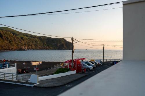 vistas a un aparcamiento junto al agua en WelcomeBuddy - Villa Wave N'Sea - Beachfront, en Mosteiros